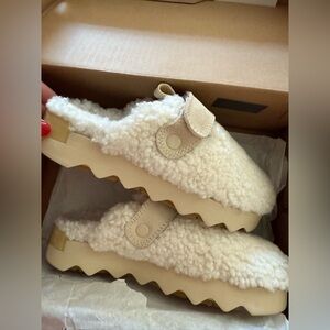 SOREL Women's VIIBE Cozy Clogs with faux shearling. New 5